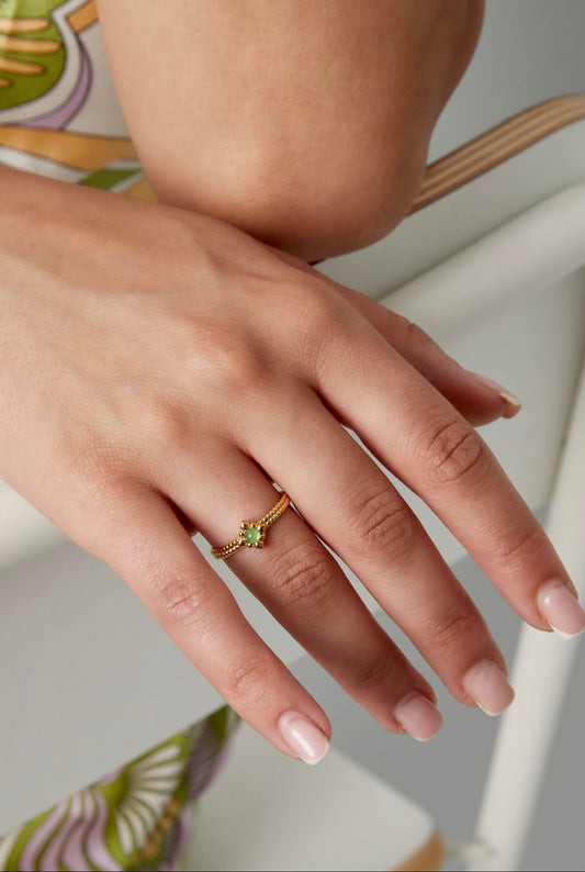 Ring met sierlijke groene steen