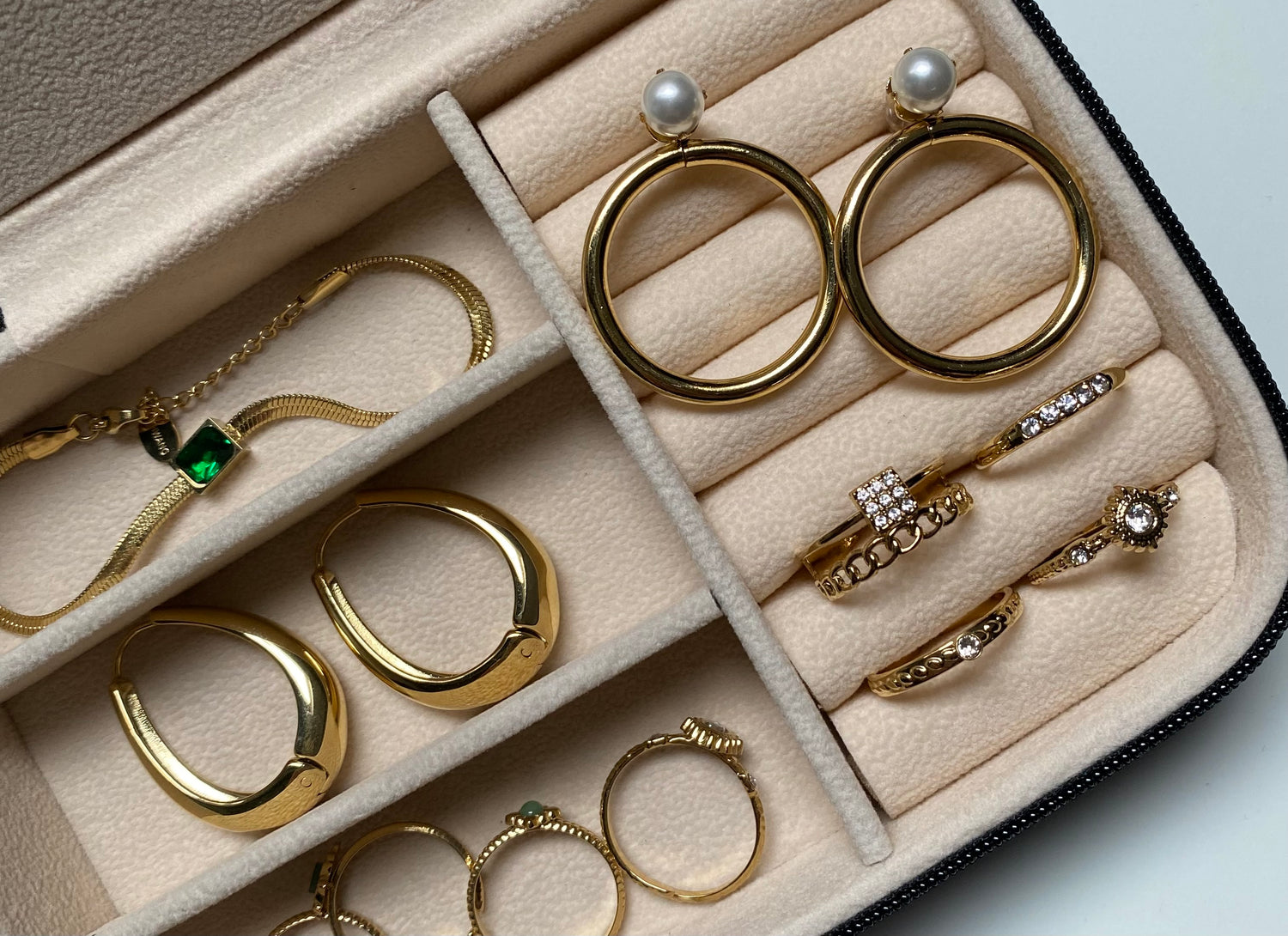 Goudkleurige sieraden