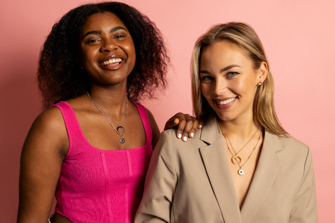 Ketting met bedel en zwart steentje