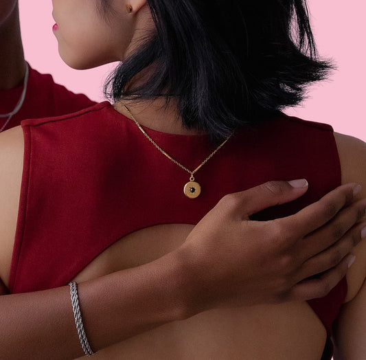 Ketting met bedel en zwart steentje