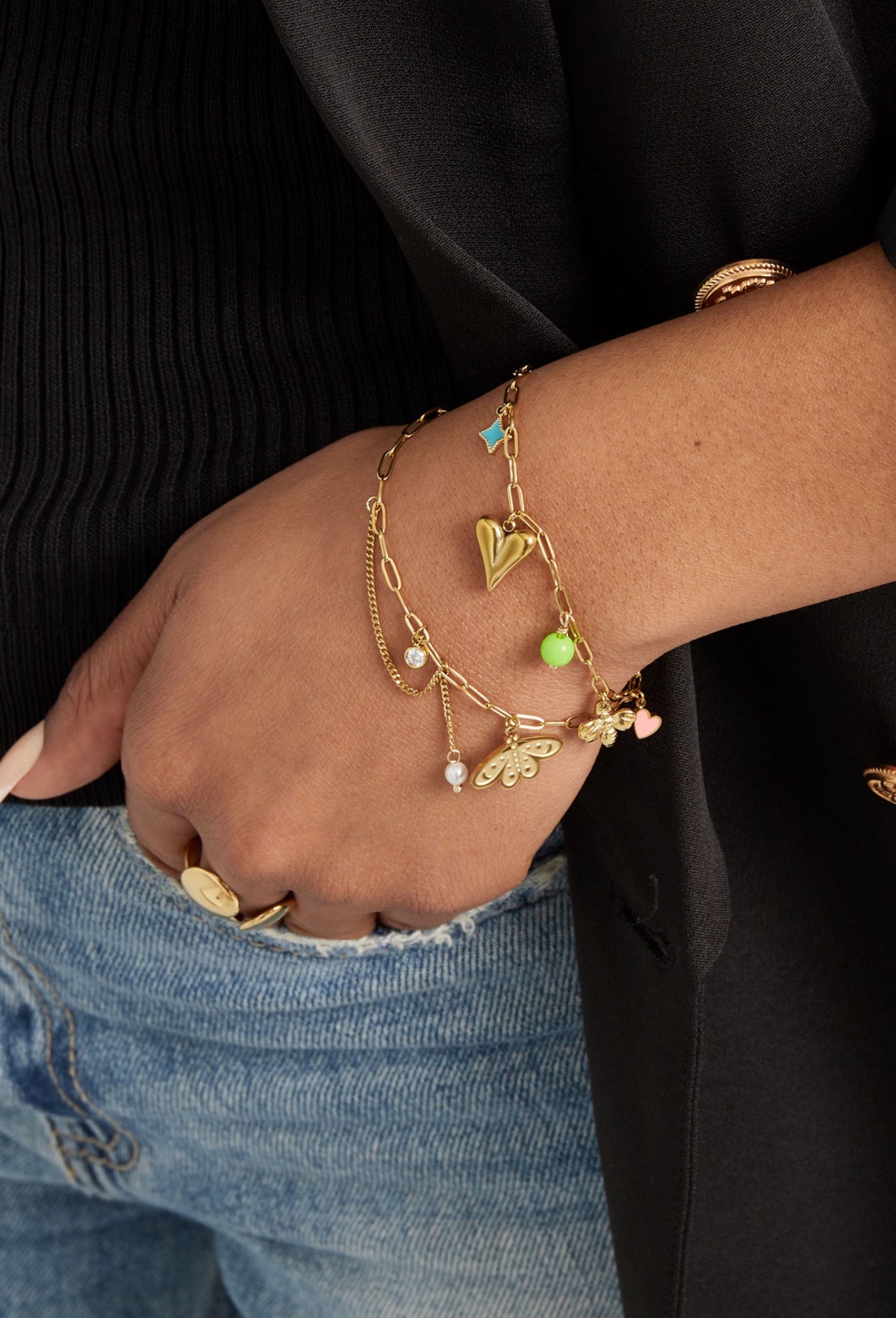 Armband met bedel vlinder en hangertje met parel en een strass steentje 