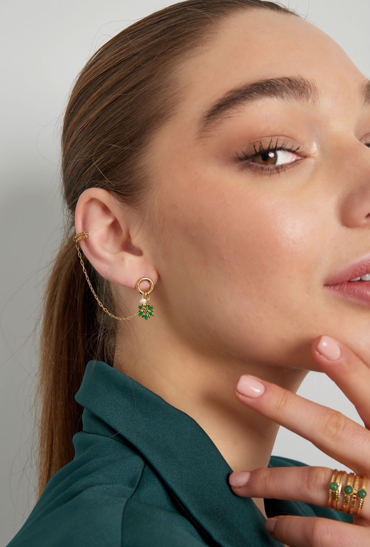 Oorbel met bloem en earcuff