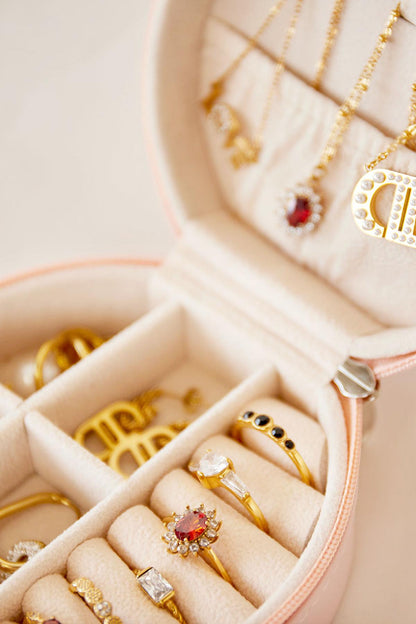 Jewellery box rond roze met sieraden 