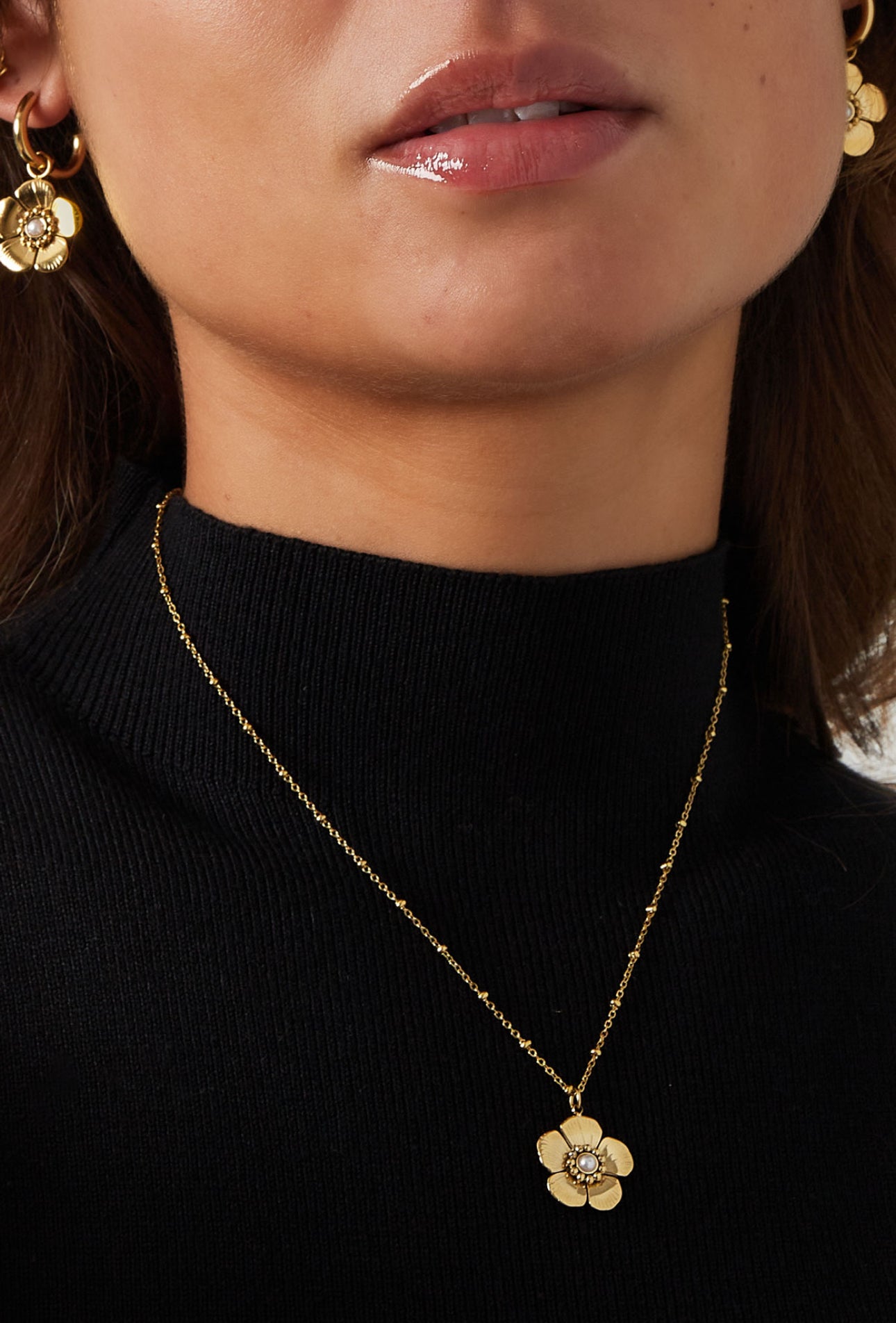 Ketting met bloem en parel