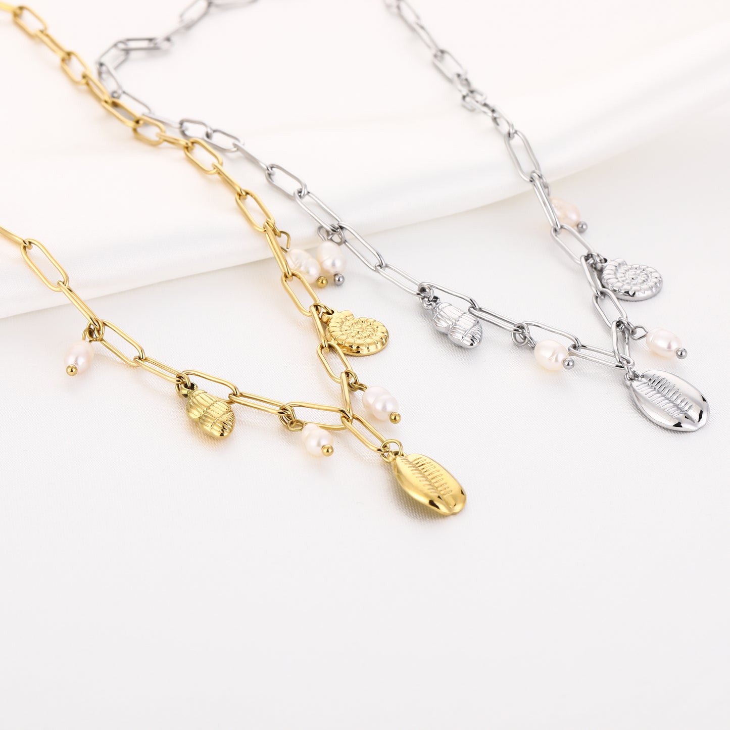 Ketting met schelpen bedels