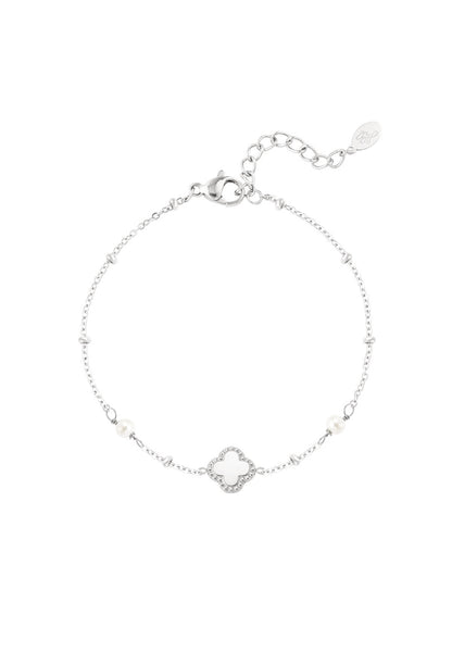 Minimalistische armband klaver met parels Zilverkleur 
