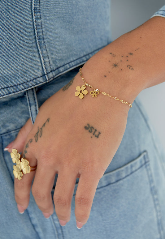 Minimalistische armband met bloem en strikje