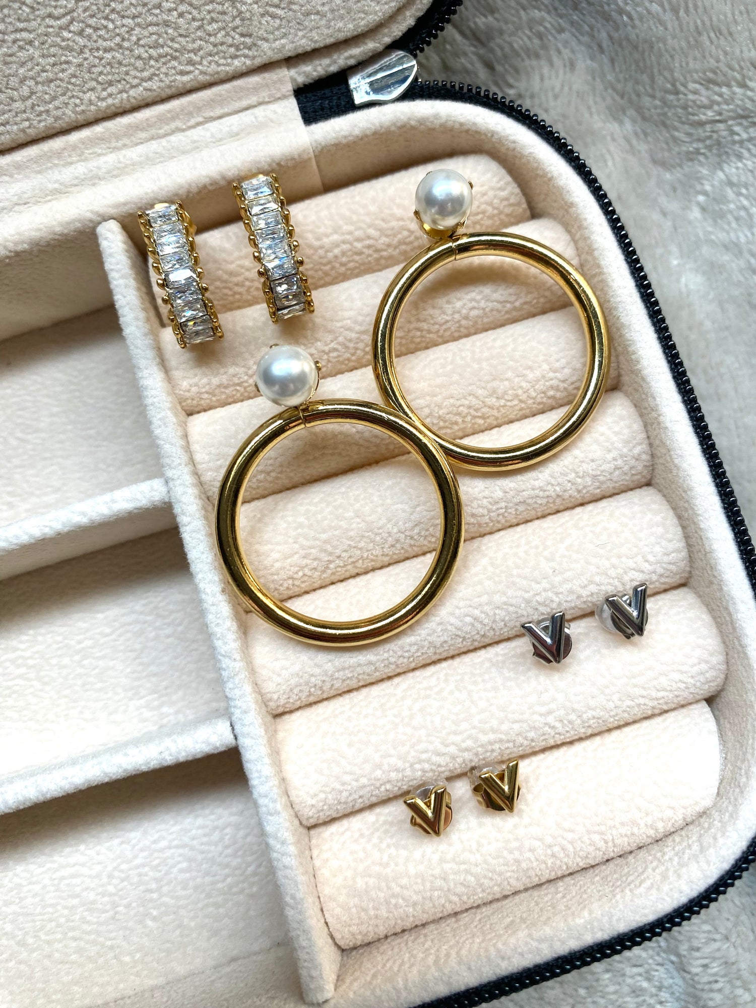 Waterproof oorbellen in een sieradendoosje, nikkelvrij en verkleurd niet