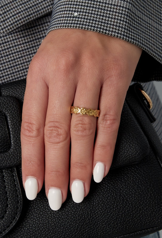 Ring met bloemen structuur 