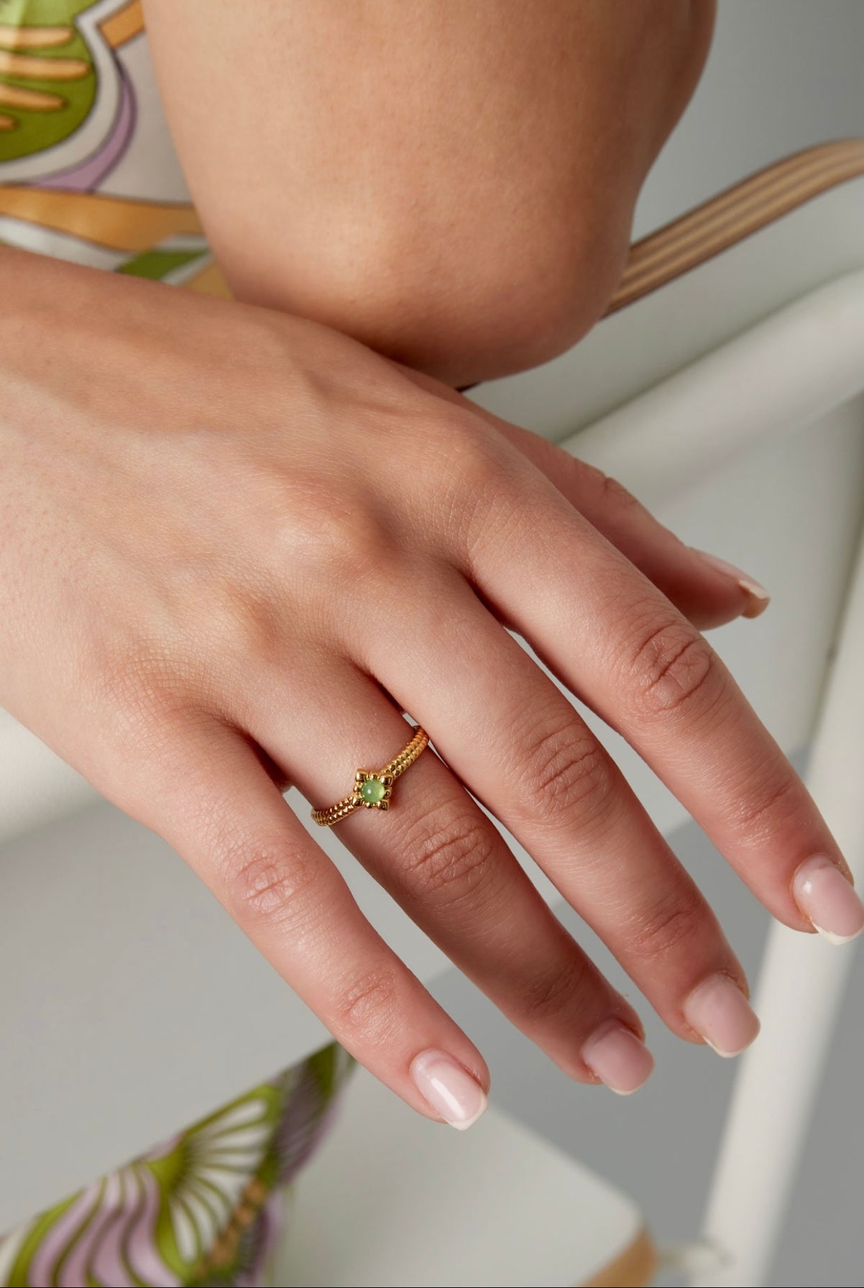 Ring met sierlijke groene steen
