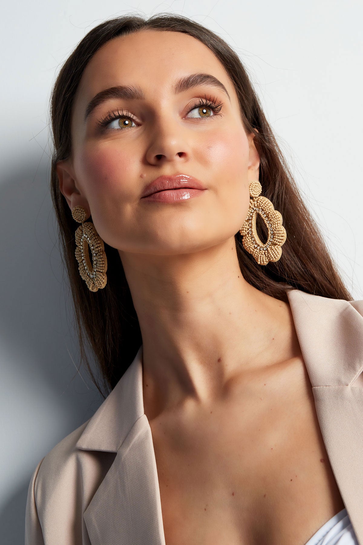Statement oorbellen colorful Beige met strass steentjes 