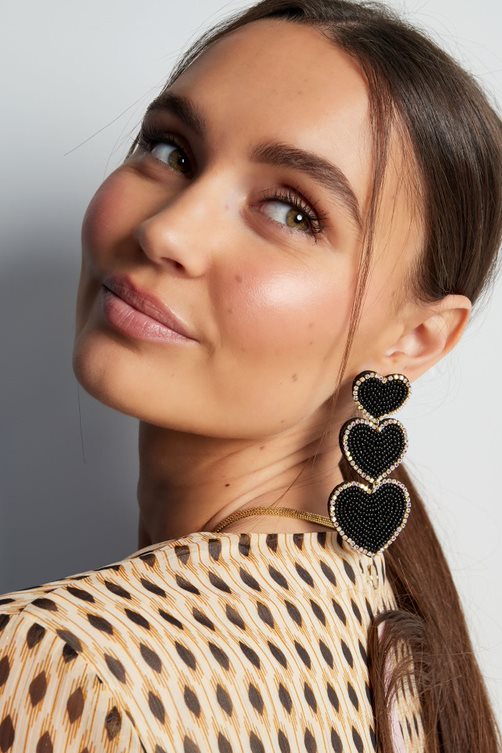 Statement oorbellen hartjes Zwart met strass steentjes 